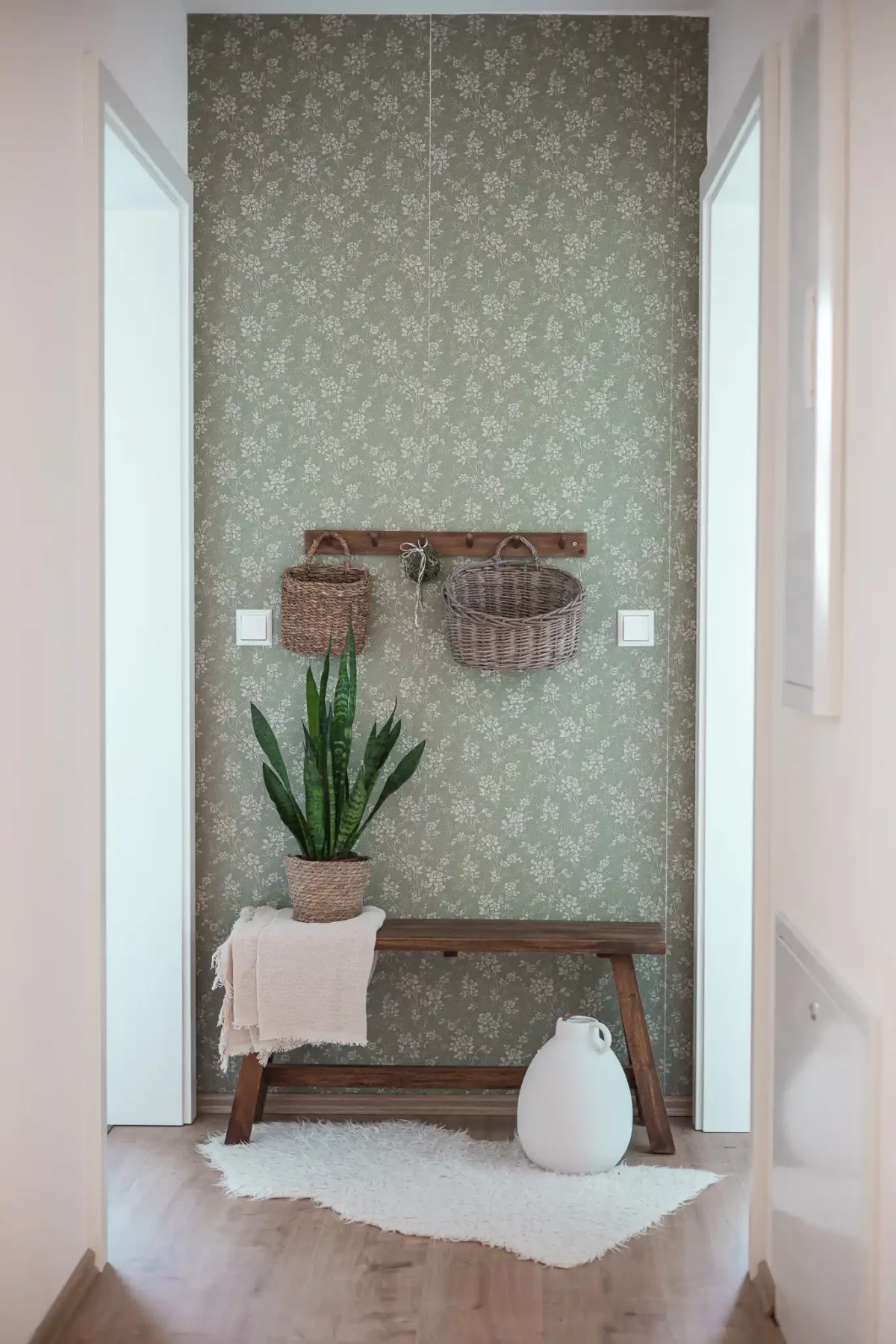 Flur mit Bank und Garderobe dekoriert im Landhausstil