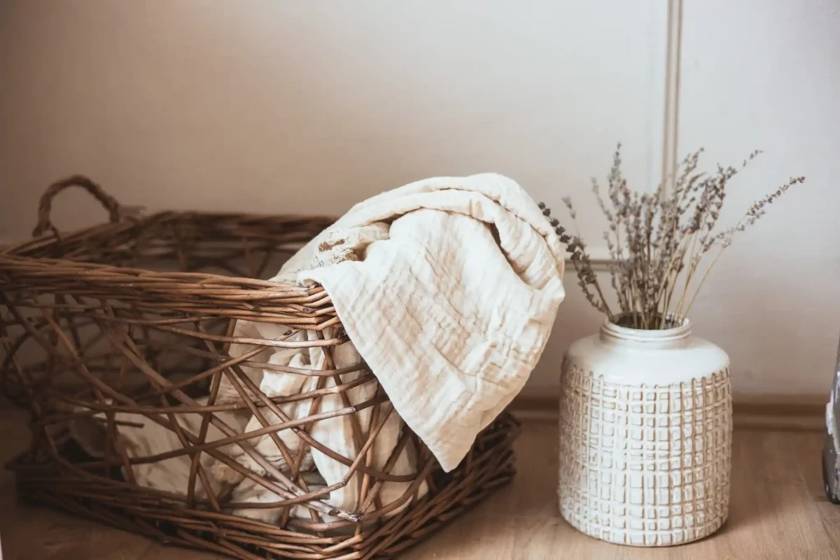 Korb mit Decke und Vase mit Lavendel
