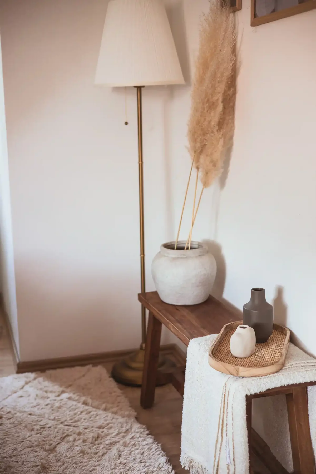 Bank und Lampe dekoriert