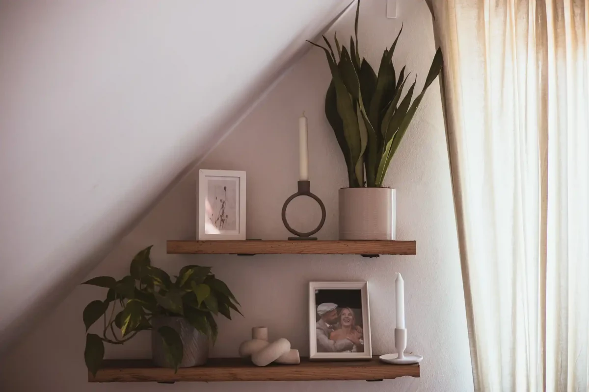 Detailaufnahme Regal mit Deko