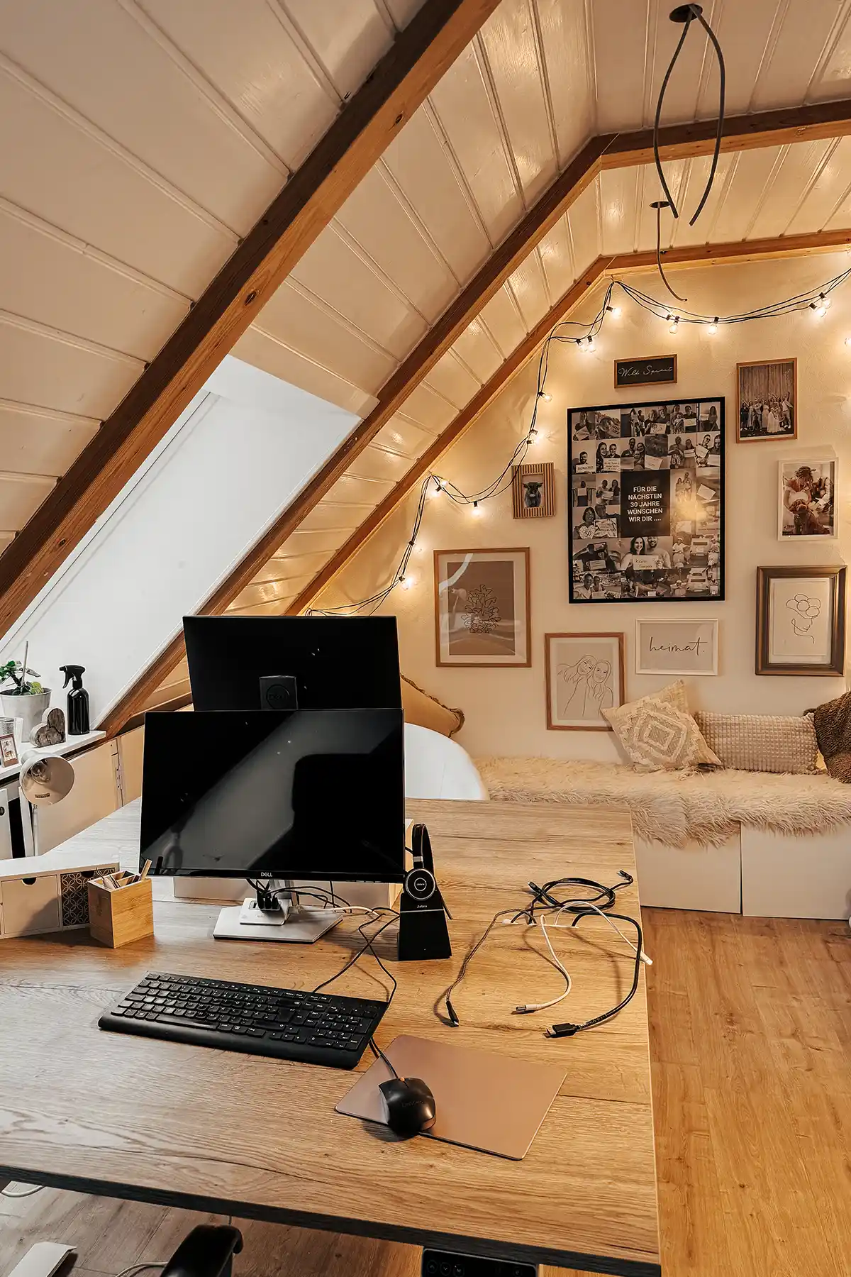 Büro Referenz mit Sitzecke und Lichterketten