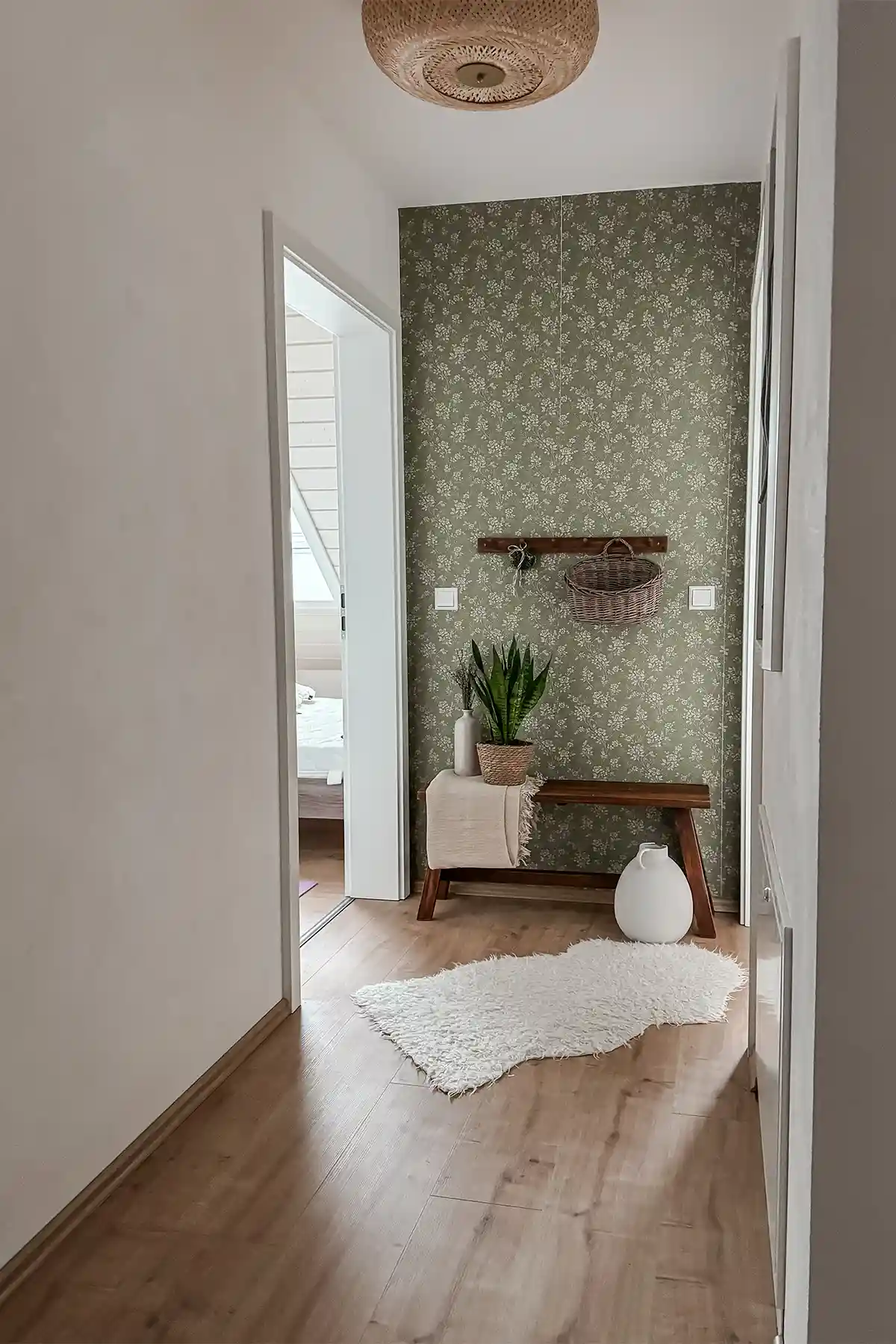 Flur Nachher mit grüner Tapete und Sitzbank