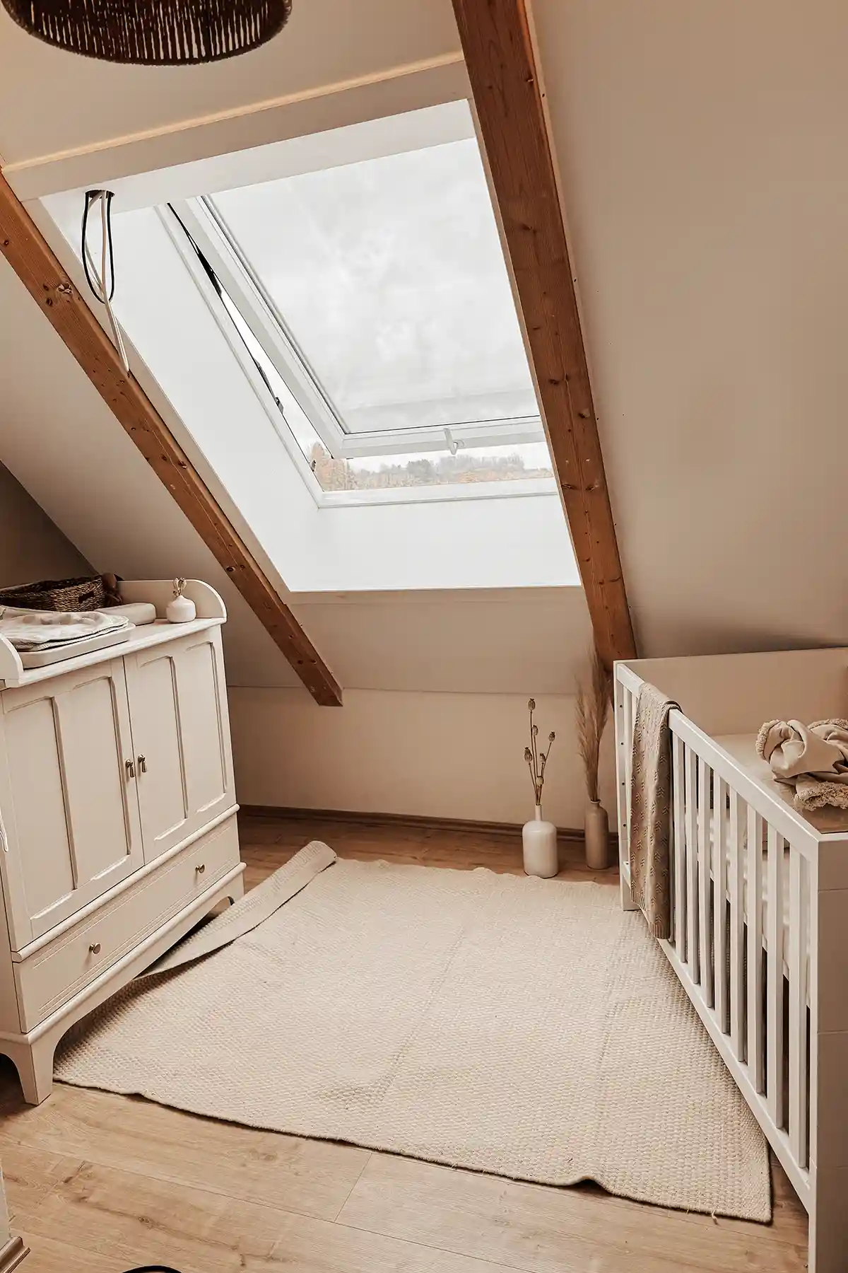 Blick ins Kinderzimmer auf den Wickeltisch und das Beistellbett