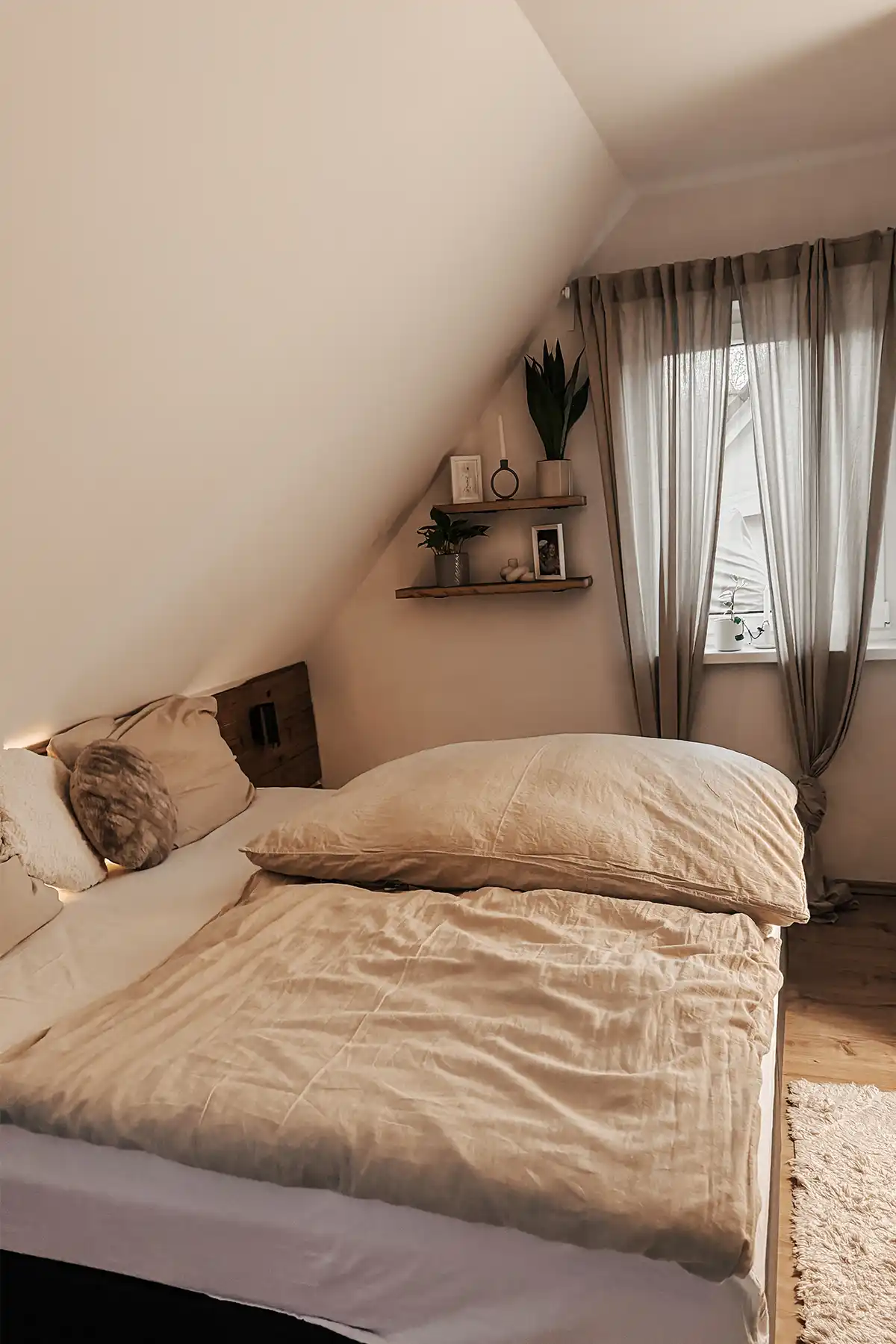 Schlafzimmer Bett Regal Vorhänge