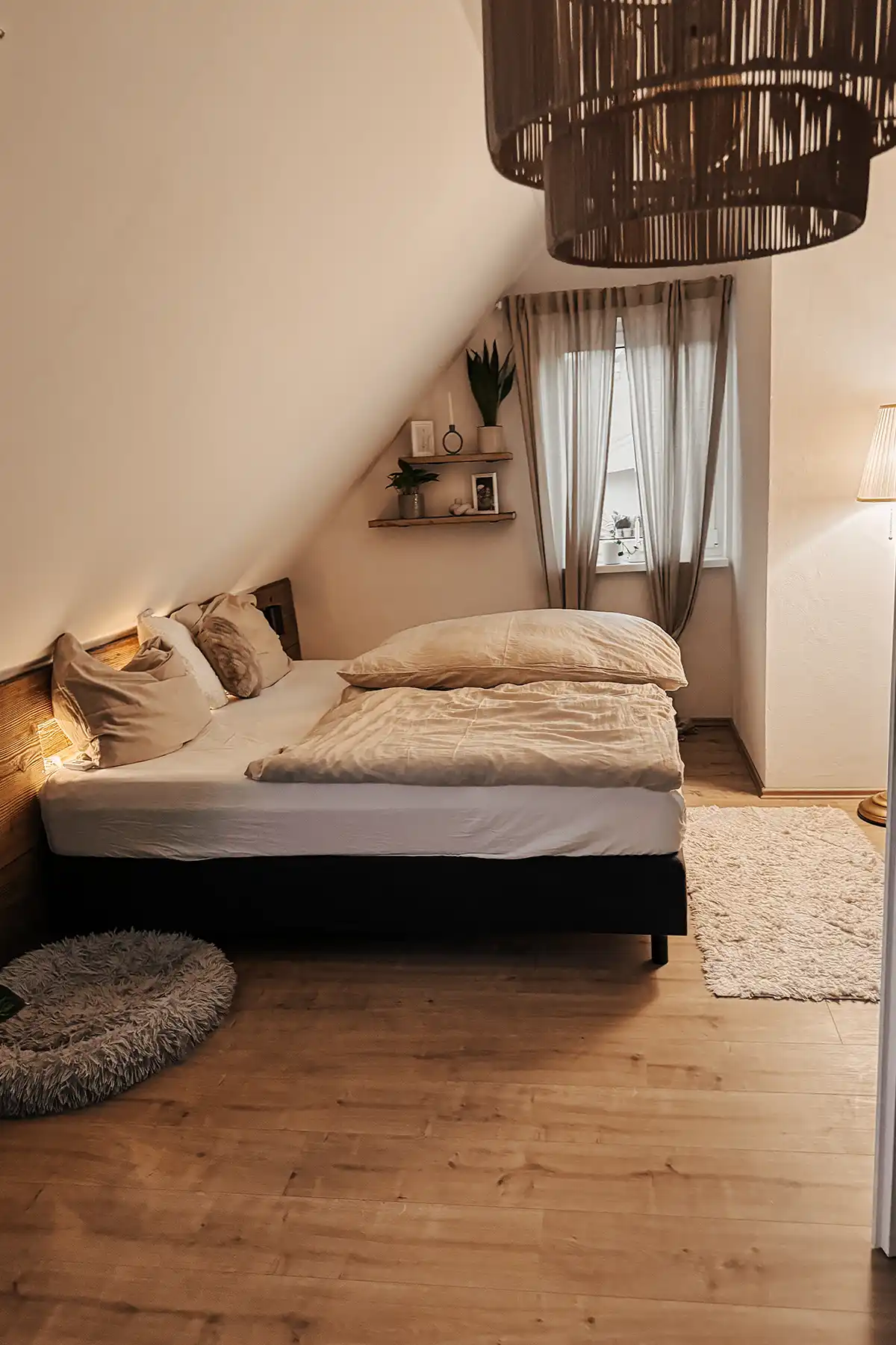 Blick Bett Schlafzimmer Nachher