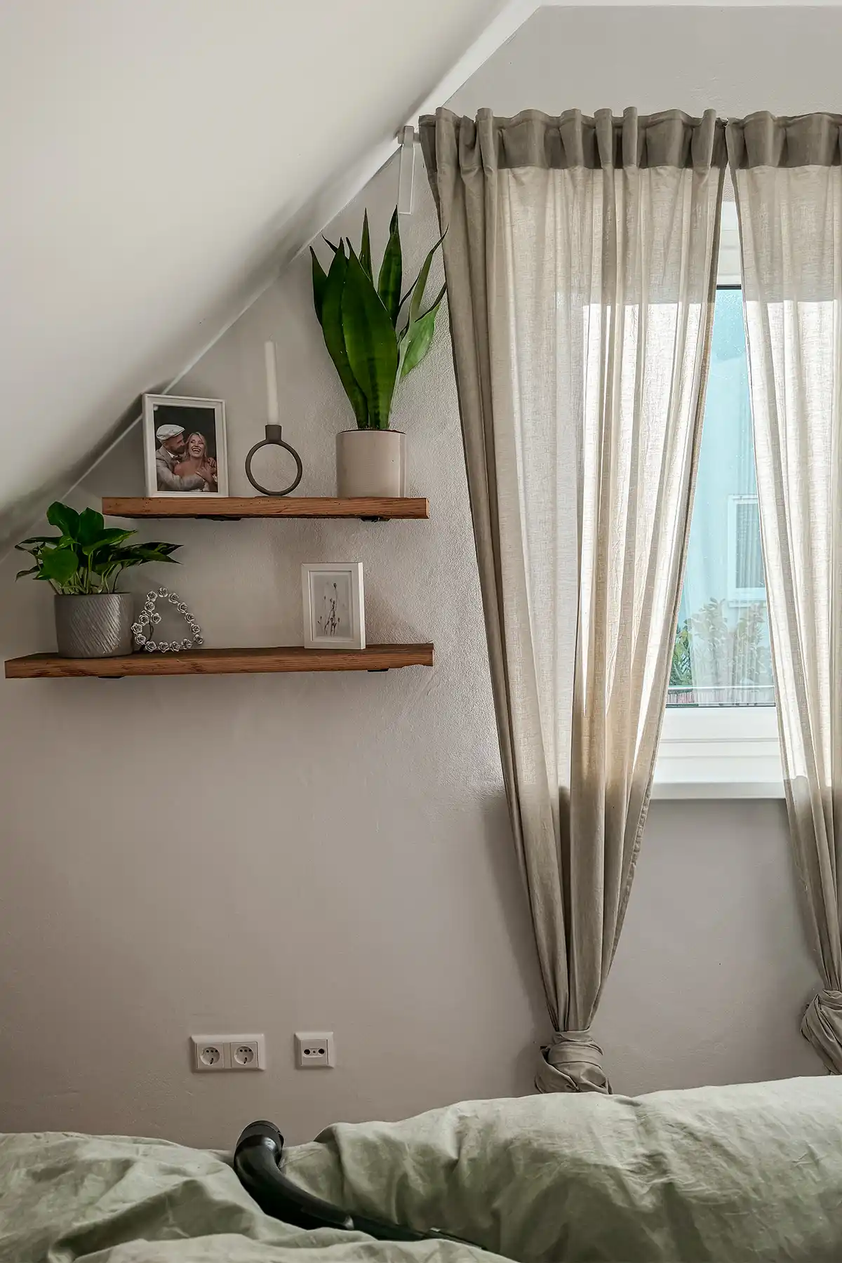 Schlafzimmer Nachher regal Vorhänge